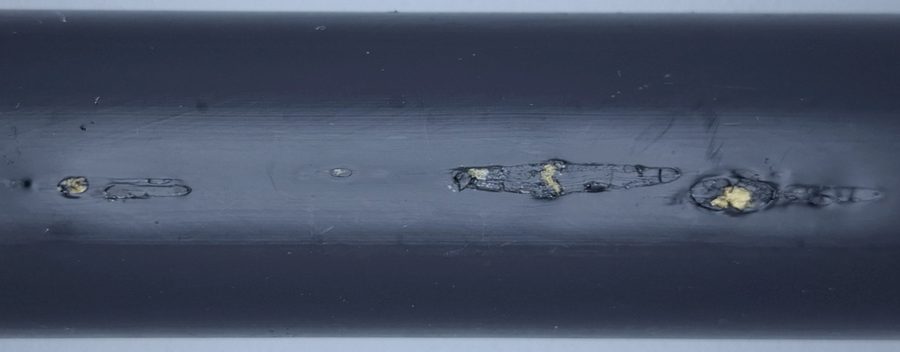 Erkannte starke Oberflächenbeschädigungen auf schwarzem Rohr