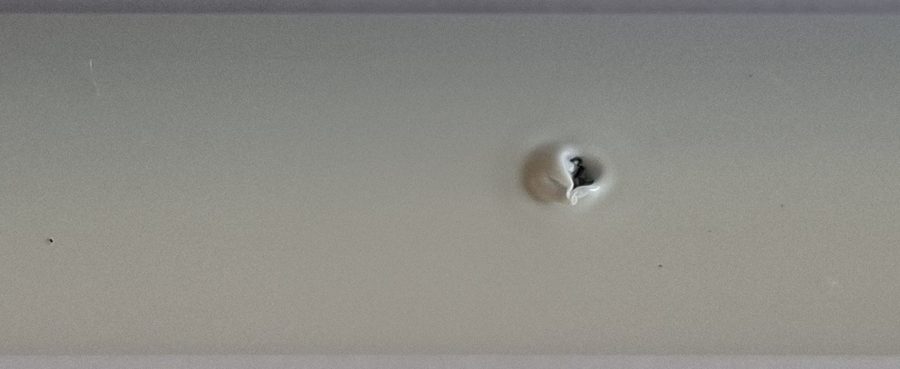 Erkanntes Loch in einem hellen Kunststoffrohr
